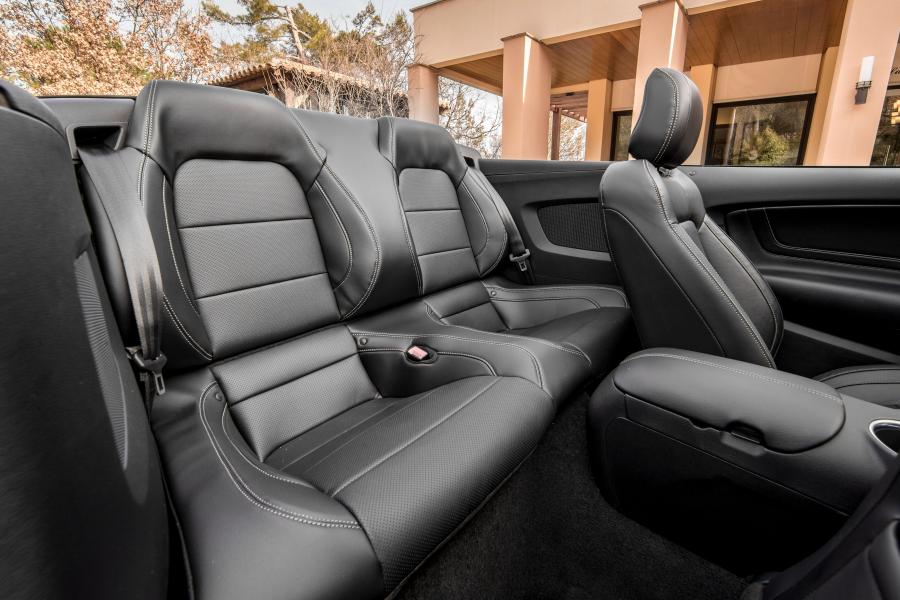 Интерьер Ford Mustang GT Convertible 2017 года  (EU) (фото 24 из 34)